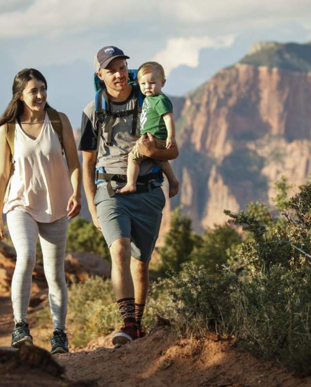 Family hiking in Kolob Canyons